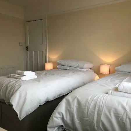 Дом отдыха Big House In Filton - Sleeps Up To 7!
