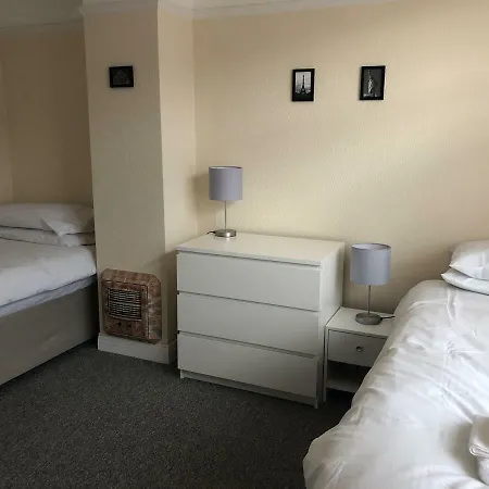 Big House In Filton - Sleeps Up To 7!